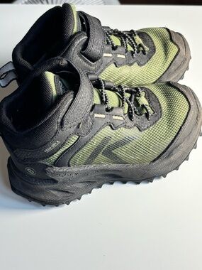Keen Zionic Waterproof Hiking Boots Child 9C gently used (only a few times)